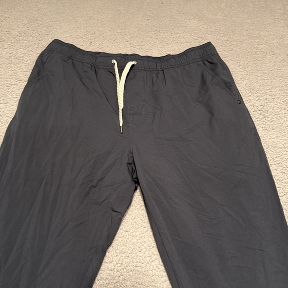 Vuori Men's Kore Jogger. Charcoal Jogger Pants size L - Picture 3 of 6